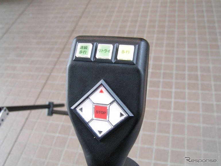 人間搭乗型二足歩行ロボット…ジョイスティック操作