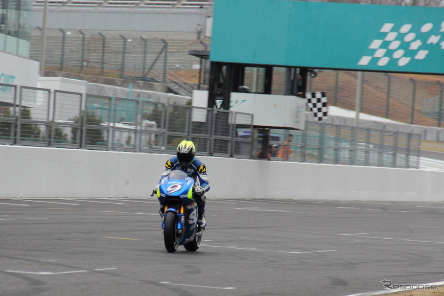 今年からMotoGPに復帰するSUZUKI『GSX-RR』のデモラン