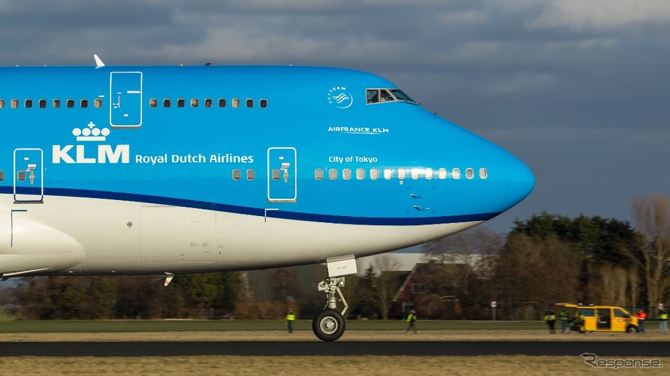 KLMオランダ航空、新塗装のB747がアムステルダムに到着(1)