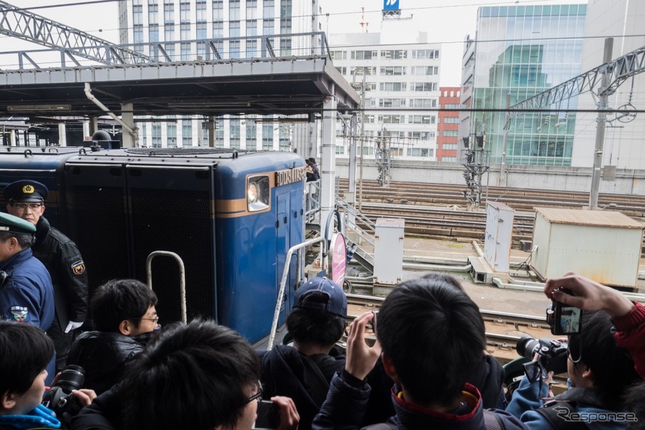 札幌駅4番ホームの苗穂寄り先頭部に殺到するファンたち。