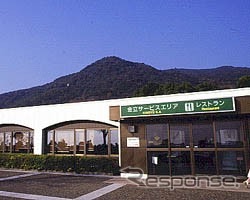 追い越し車線でクルマを止めて仮眠しても…良いわけないでしょうが!!