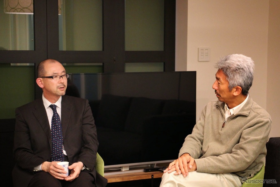 FOMM代表取締役の鶴巻日出夫氏（左）とUIEvolution取締役会長の中島聡氏