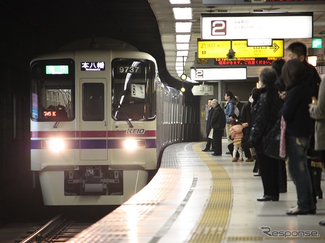 京王電鉄とUQコミュニケーションズは京王線全線でWiMAX2＋のエリア整備を完了した。写真は既にWiMAX2＋が利用可能な初台駅。