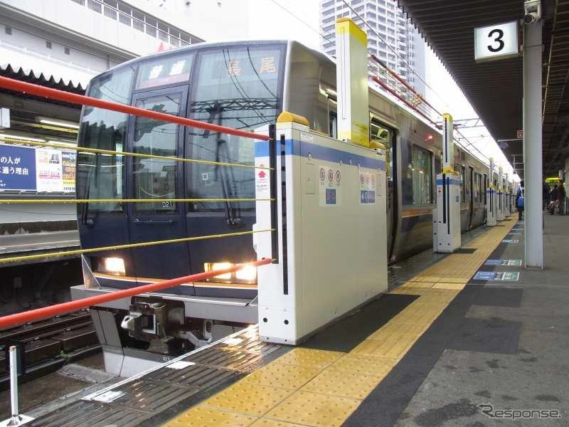 六甲道駅で試行運用されている昇降式ホーム柵。試用結果が良好なことから4月以降も引き続き設置する。