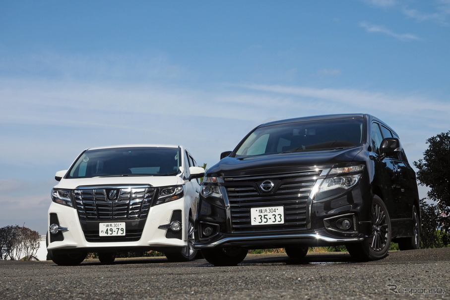 トヨタ アルファード（左）と日産エルグランド（右）