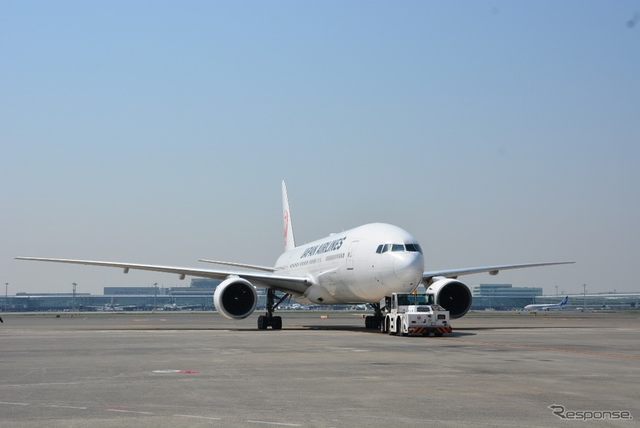 巨大な航空機を押すトーイングカー
