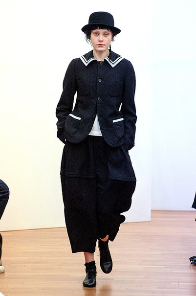 セーラー服を再構築…コムデギャルソン秋冬コレクション | レスポンス