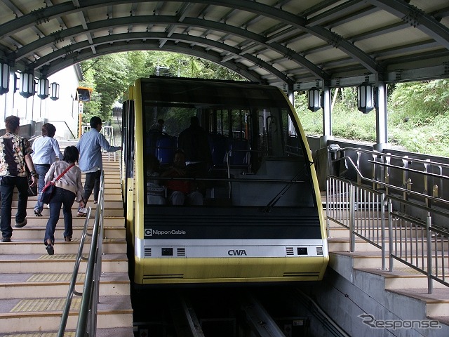 皿倉山を登る帆柱ケーブルのケーブルカー。4月1日付で社名を「皿倉登山鉄道」に改称した。