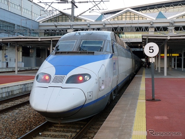JR西日本とコレイルは鉄道・船舶による往復とフリー切符を組み合わせた新しい旅行商品を発売する。写真はコレイルが運行する韓国高速鉄道（KTX）。