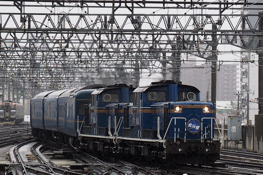 終着の札幌駅に入線する下り臨時『北斗星』（8007列車）。