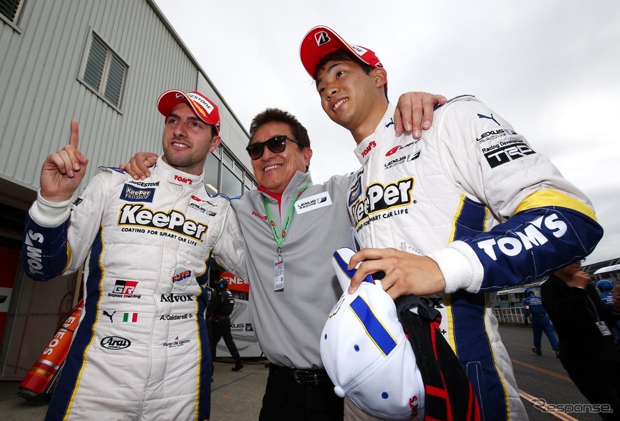 GT500のポールは#37 RC F。右から平川、舘監督、カルダレッリ。