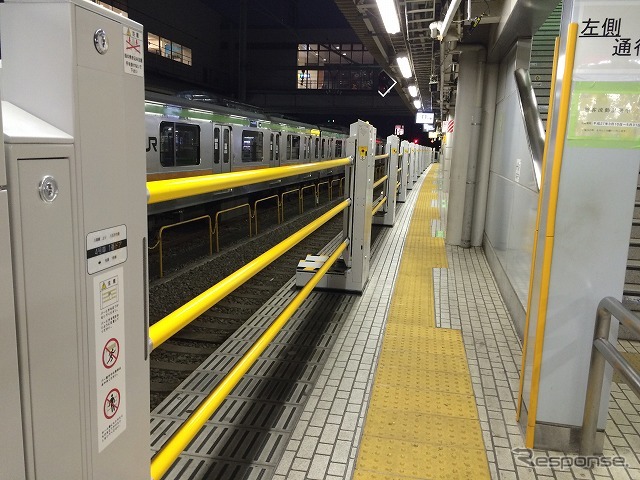 JR拝島駅に設置された昇降式ホームドア。3月28日から試験運用が始まった。