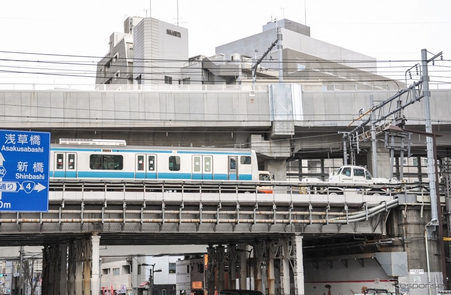 山手線は4月12日、神田～秋葉原間で架線柱が倒れた影響で15時半すぎまで一部区間で運転を見合わせた。現場とみられる付近を走る京浜東北線の電車（鉄道敷地外から撮影）