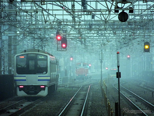 雨のなかを走る東京圏の電車たち