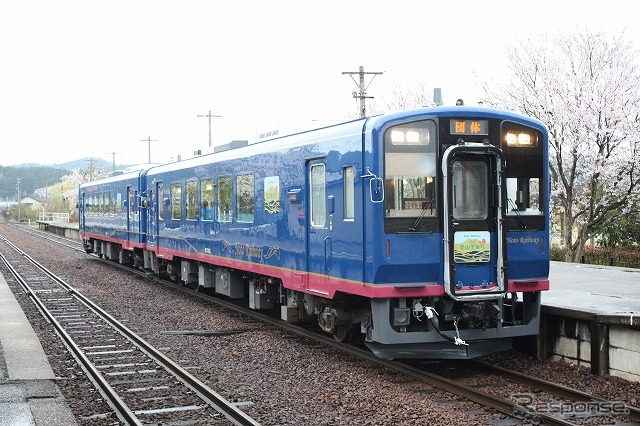 このほど試乗会が行われた、のと鉄道の観光列車『のと里山里海号』。4月29日から営業運行を開始する。