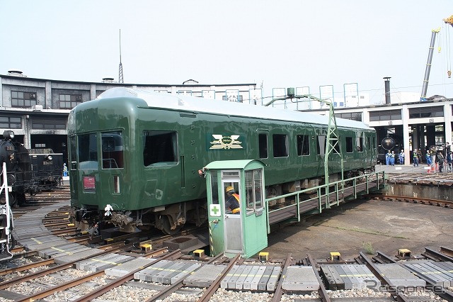 『トワイライトエクスプレス』用客車がこのほど梅小路運転区に搬入。隣接する梅小路蒸気機関車館の転車台を経て京都鉄道博物館の建設地に入った。