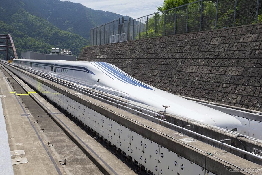 JR東海は山梨リニア実験線で最高速度590km/hの高速走行試験を実施した。写真は山梨リニア実験線のL0系。