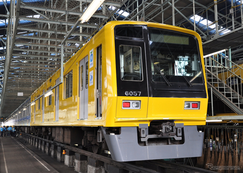 西武鉄道は4月18日から運行を開始する「黄色い6000系電車」のラッピング作業を公開した。黄色い電車に生まれかわった6057編成の先頭車