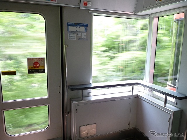 叡山電鉄は今年も「青もみじ」が見頃を迎える4月から6月にかけて「もみじのトンネル」区間での徐行運転を行う。写真は「もみじのトンネル」を走行中の900系「きらら」。