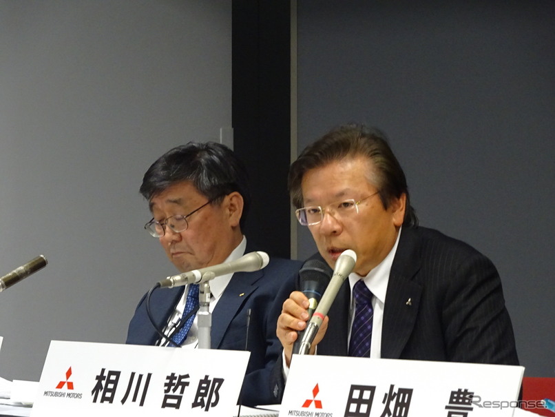 三菱自動車の相川哲郎社長（右）