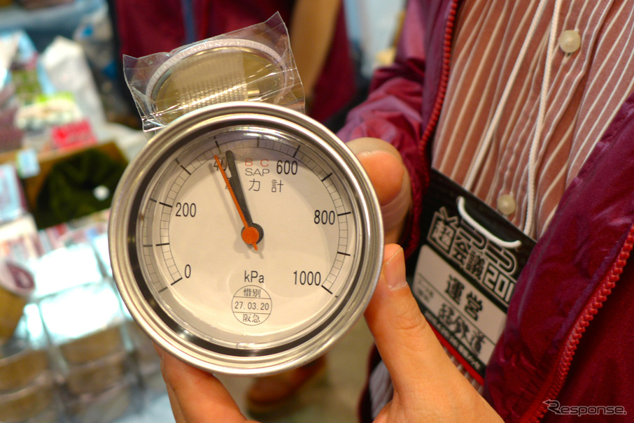 「ニコニコ超会議2015」の「向谷実Produce!超鉄道」ブースには鉄道会社など9社が出展。写真は阪急の「2300系圧力計タイプ時計」