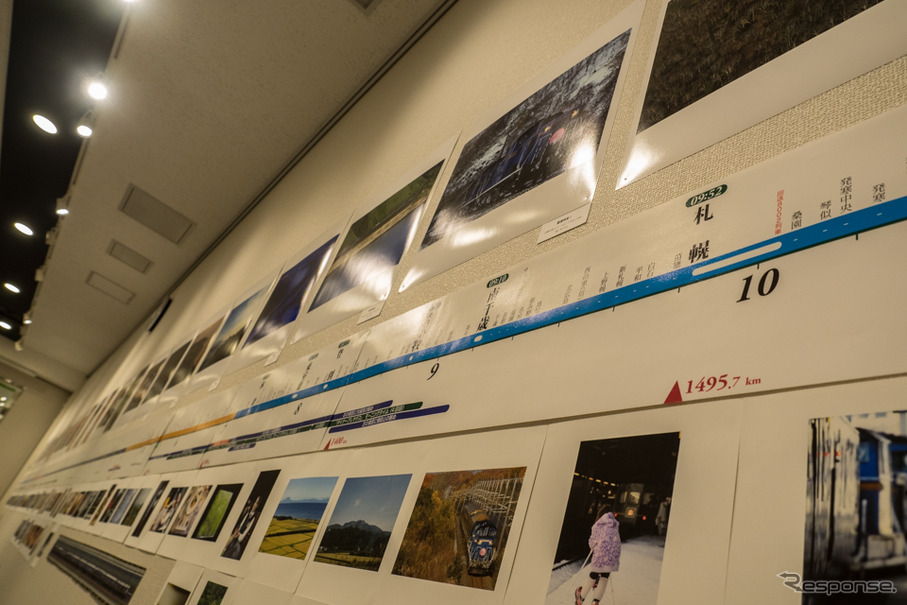 このほど札幌で始まった『トワイライトエクスプレス』の写真展「Twilight Time」の様子。大阪～札幌間の車内の様子を時系列的に展示している。