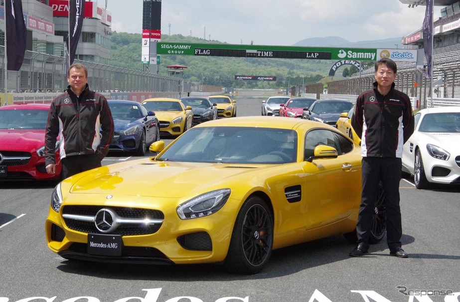 メルセデス AMG GT。左はメルセデスAMGトビアス・ムアース社長、右はメルセデス・ベンツ日本の上野金太郎社長