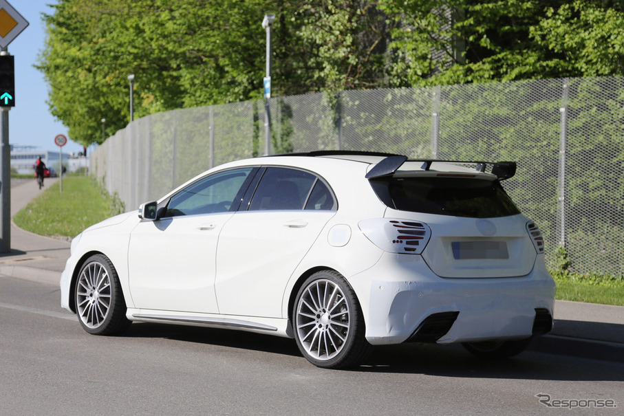 メルセデス A45 AMG にもついにルーフスポイラー装着か