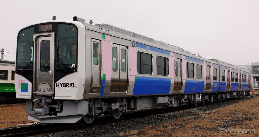 仙石東北ラインに導入されるHB-E210系。5月30日の運行開始に先立ち仙台駅と石巻駅で車両展示会が行われる。