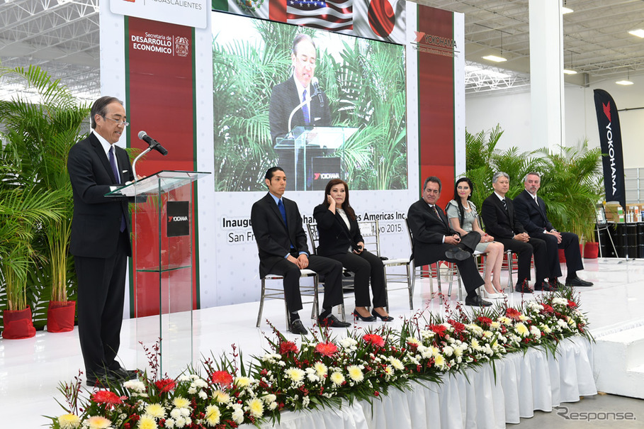 メキシコ新工場の開所式で挨拶する大石貴夫横浜ゴム取締役専務執行役員MB管掌（左）