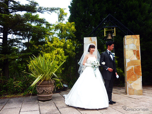 鈴鹿サーキットが2015年6月14日に実施したブライダルフェアのようす。参加したカップルたちは、国際レーシングコースやVIP席が“挙式会場”となる場面を想像しながら見学していた