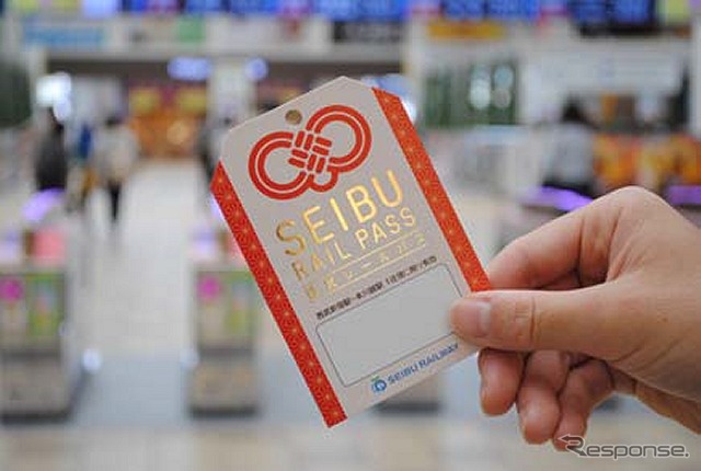 お守りを模した形状が特徴の訪日客向けの割引切符「西武レールパス」。6月15日から西武新宿・高田馬場両駅でも発売している。
