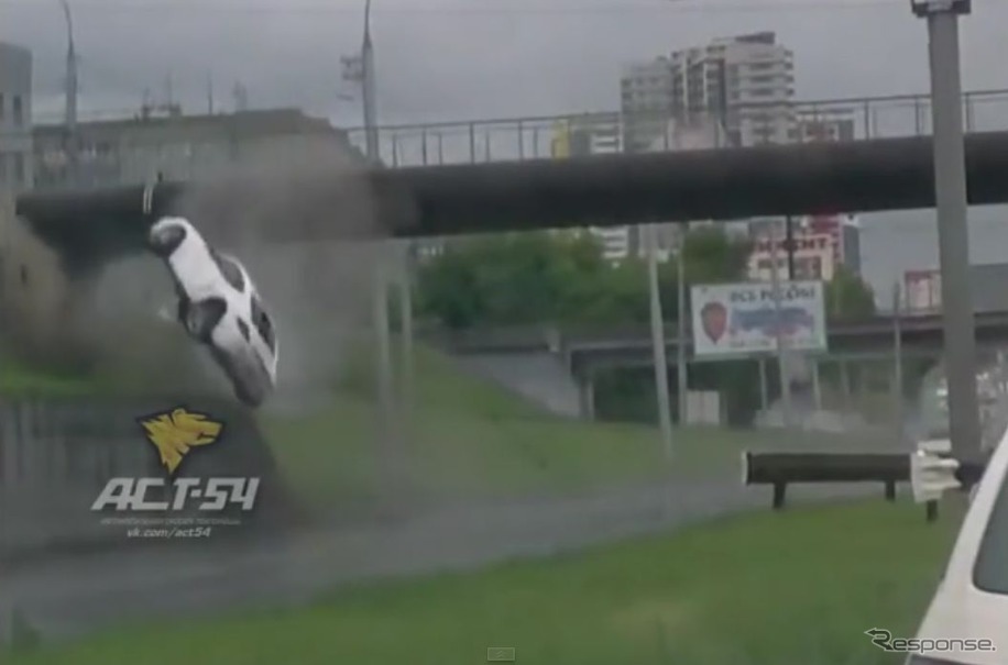 ロシアの高速道路で起きたポルシェケイマンの事故
