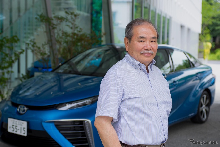 自動車評論家・松下宏氏と、自身で購入したトヨタMIRAI