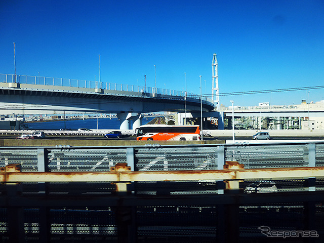 帰省や行楽で突発的な渋滞が発生する高速道路で、空港連絡バスやタクシーは、どう走る？