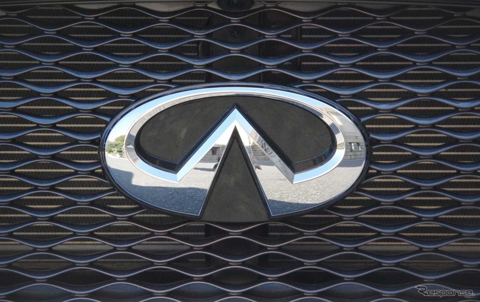 日産 フーガハイブリッド の「インフィニティ」エンブレム