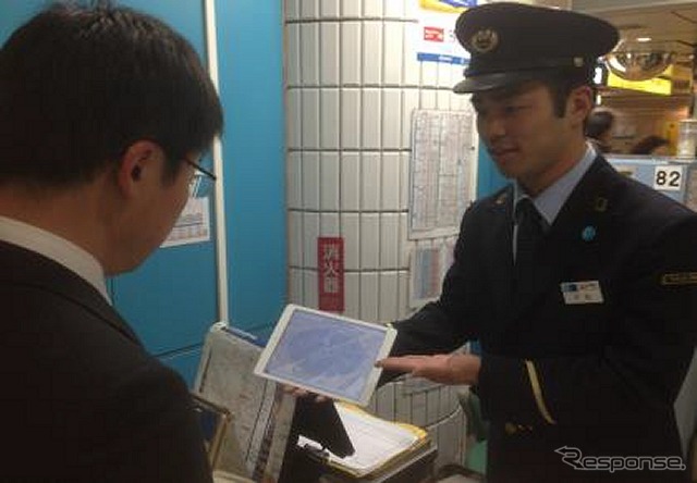 iPadを使った案内の例。8月1日から東京メトロが管理する全ての駅に導入される。