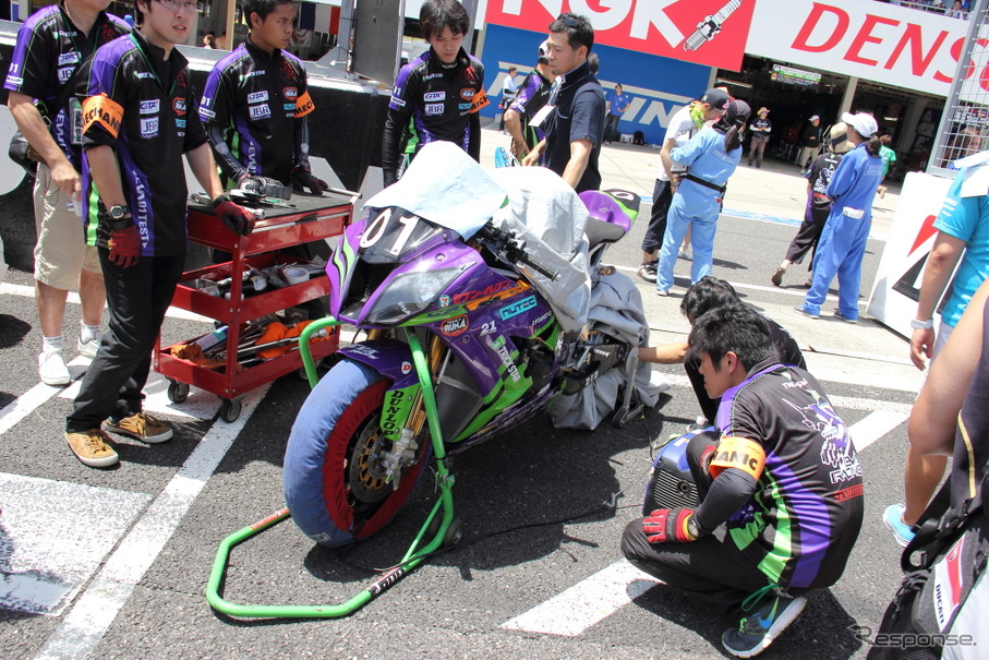 ピット出口閉鎖直前にグリッドについたエヴァRT初号機TRICKSTAR