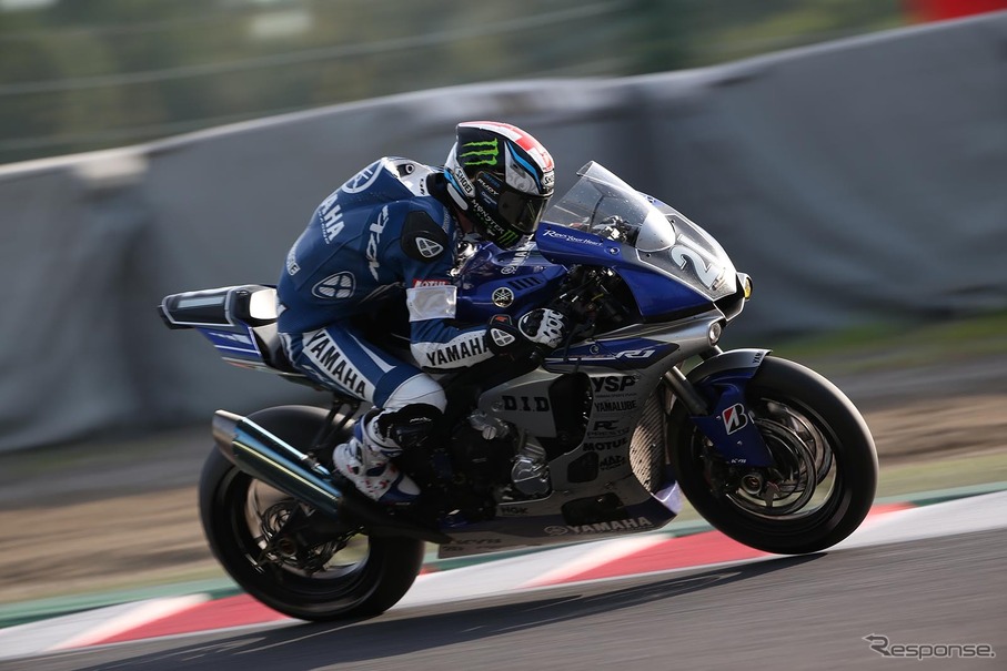 トップを走るNo.21 YAMAHA FACTORY RACING TEAM