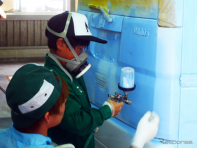 スプレーガン片手に水性塗料をクルマにシューッ（宇都宮市やBASFジャパンなどによる塗装・板金イベント、7月29日、ホンダボディサービス栃木にて）