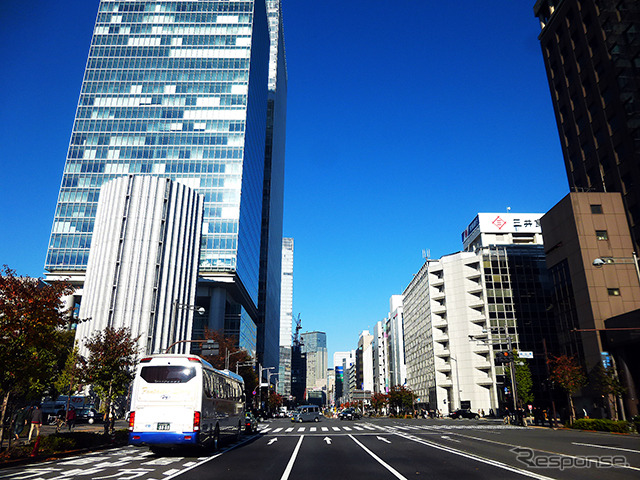 東京駅に近い鍛冶橋交差点付近。この交差点付近に京葉線地下ホームへと続く階段がある