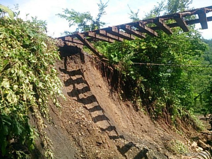 路盤が流出した石北本線の下白滝～丸瀬布間。JR北海道は上川～遠軽間を運休し、旭川～網走間で代行バスの運行を開始した。