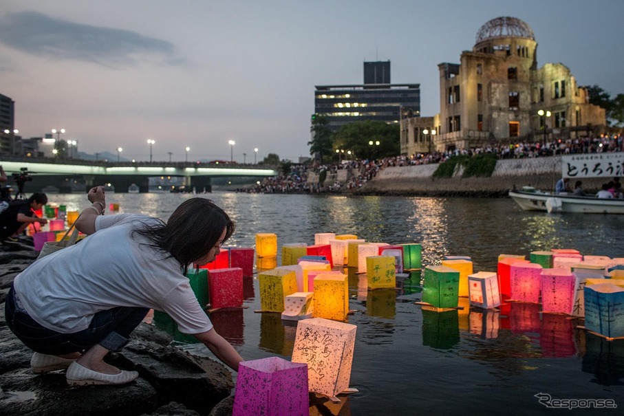 戦後70年、8月6日に広島市の元安川でおこなわれたとうろう流し（参考画像）