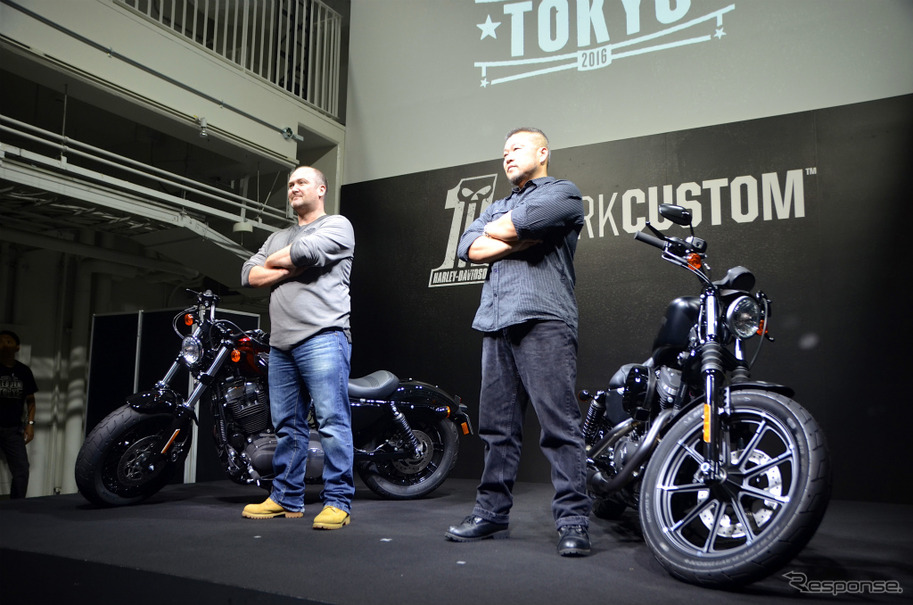 右はハーレーダビッドソン・デザイナーのダイス・ナガオ氏。『HARLEY-DAVIDSON DARK CUSTOM PARTY』（ハーレー。ダビッドソン ダークカスタムパーティ）にて。