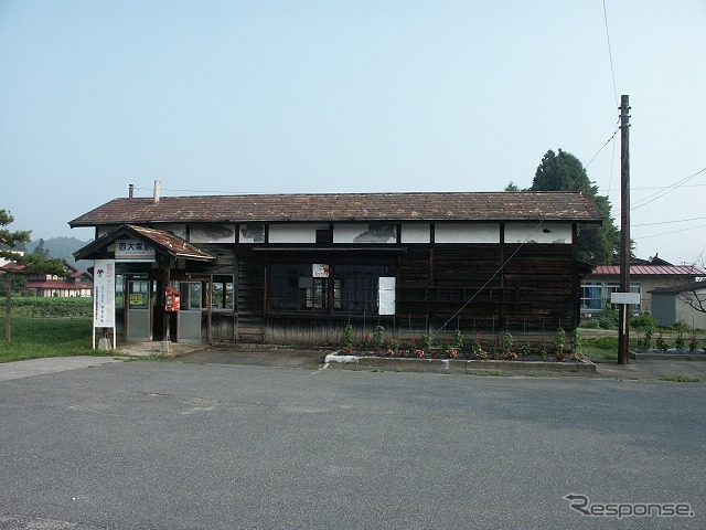 写真展が開かれるフラワー長井線の西大塚駅。100年以上前に建造された木造駅舎が現在も使われており、今年8月に登録有形文化財の指定を受けた。