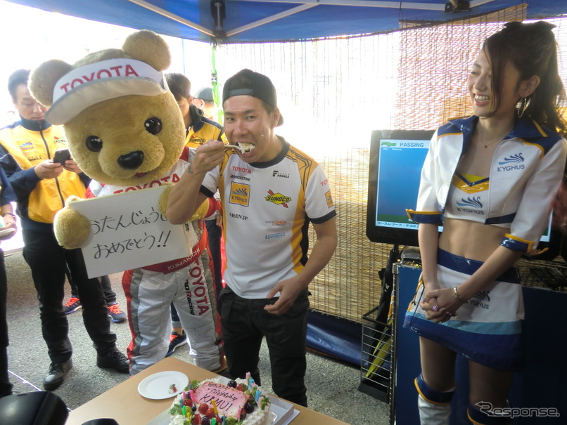 決勝日朝、可夢偉の誕生日をチームスタッフたちが祝った。