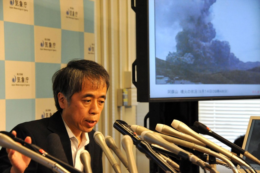 阿蘇山噴火について会見する北川貞之火山課長（14日・気象庁）