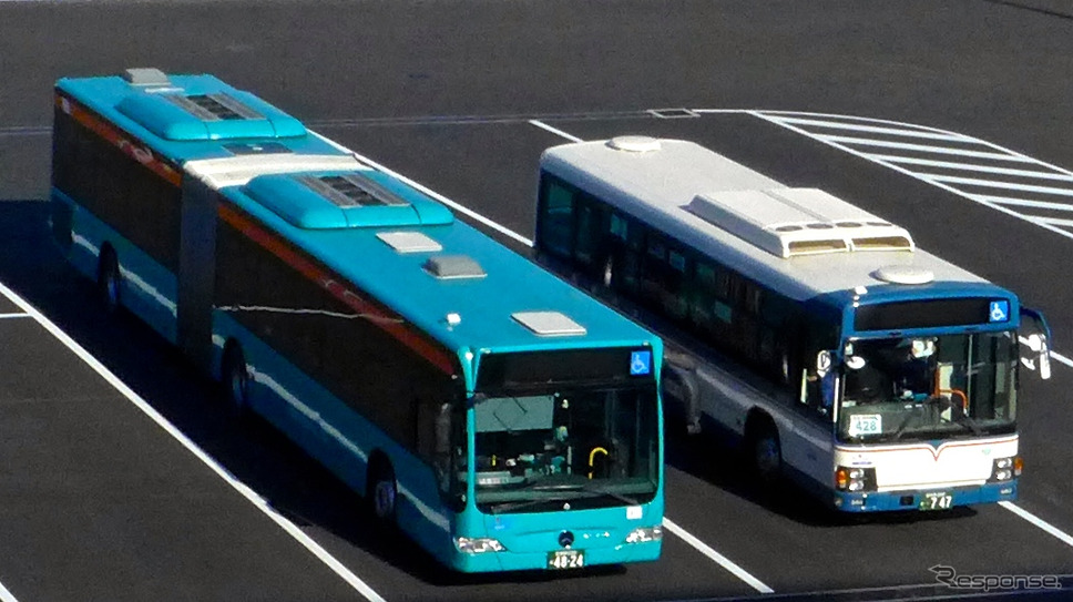 東京都は都心部と臨海副都心を結ぶBRTの運行事業者に京成バスを選んだと発表。写真は京成バスが千葉県の幕張新都心で運行する連節バス（左）と一般のバス