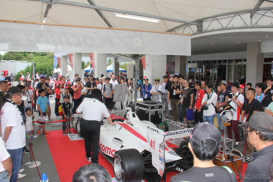 スーパーフォーミュラ F1日本gp会場にブース展開 エンジン始動イベント 中嶋親子登場も レスポンス Response Jp
