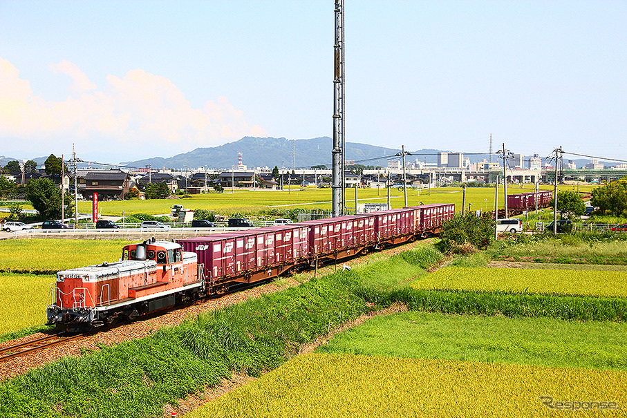 城端線二塚駅を経て中越パルプ工業二塚製造部に向かう貨物列車